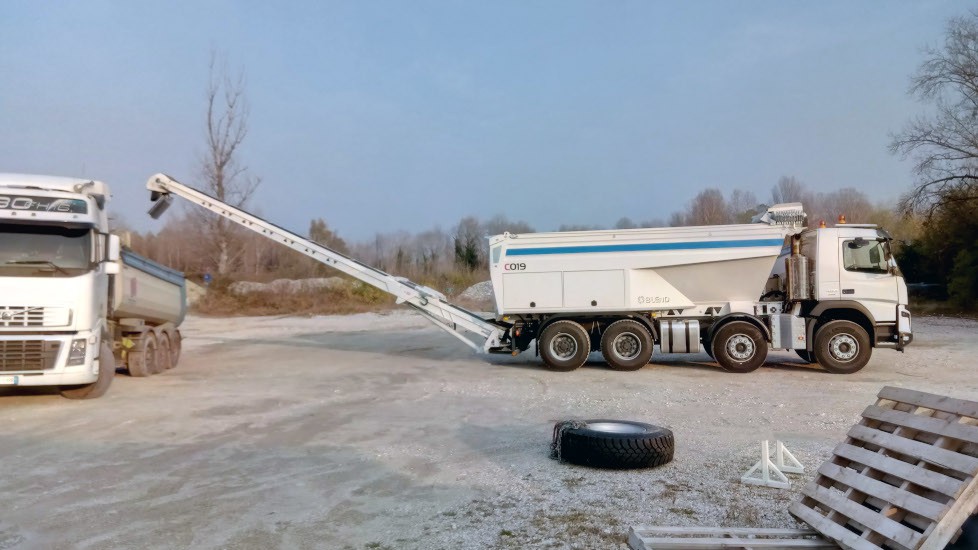 Förderband-LKW für effizientes Verladen von Schüttgütern wie Futtermittel oder Sand